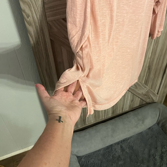 New w/o tags SUPER CUTE top w/ cut out back design, slit sides & high/low hem - Picture 4 of 4